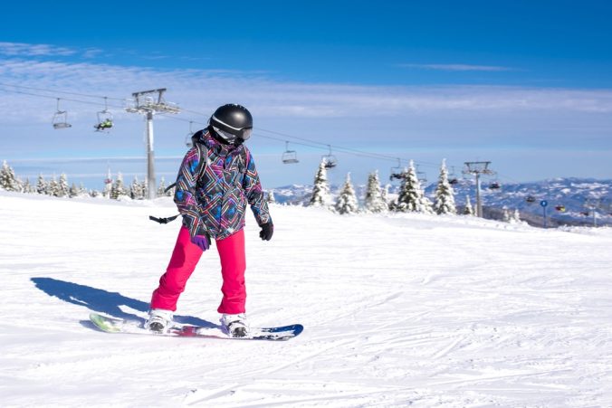 dziewczyna jeździ na snowboardzie